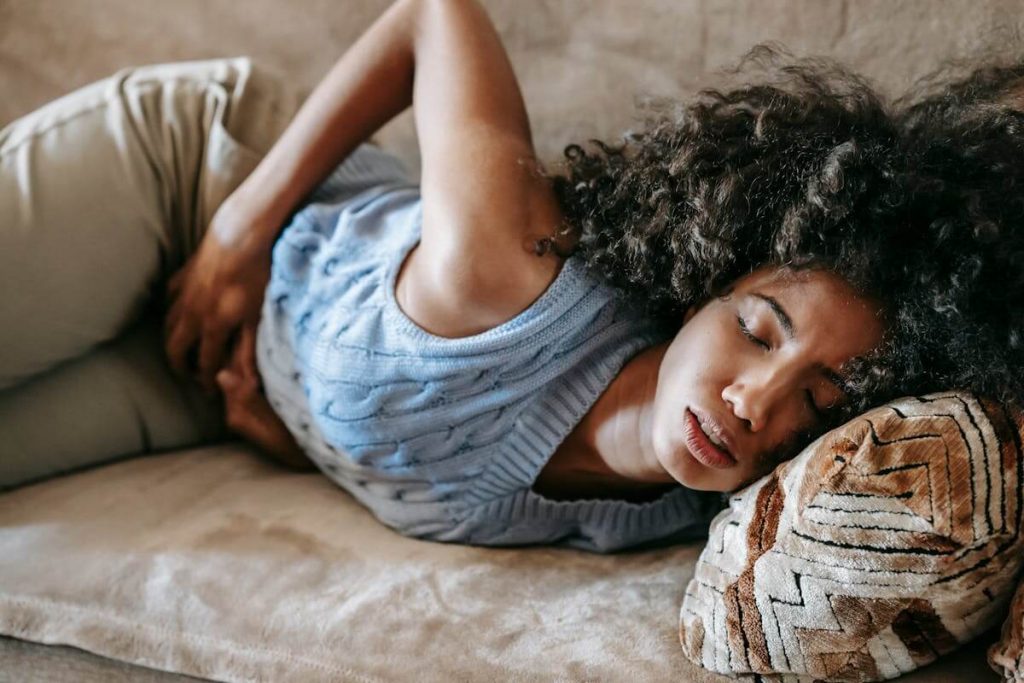 كيف التخلص من آلام الدورة الشهرية بدون مسكنات